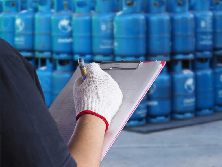 Persona trabajando en una planta de gas butano.