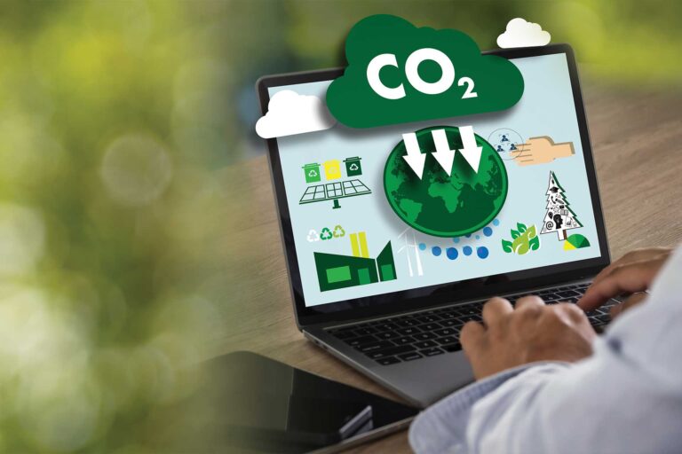 Fotografía de un ordenador portátil con diferentes infografías sobre el CO2 y el reciclaje energético en su pantalla.